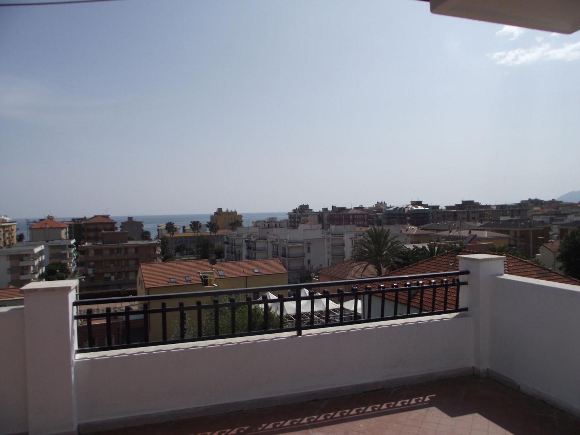 Riviera Apartments Пьетра-Лигуре Экстерьер фото