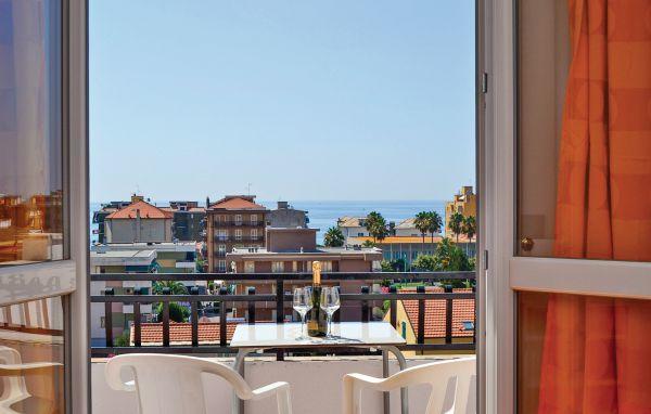 Riviera Apartments Пьетра-Лигуре Экстерьер фото