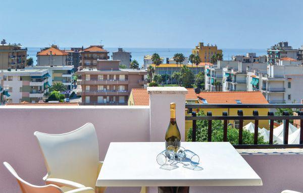 Riviera Apartments Пьетра-Лигуре Экстерьер фото