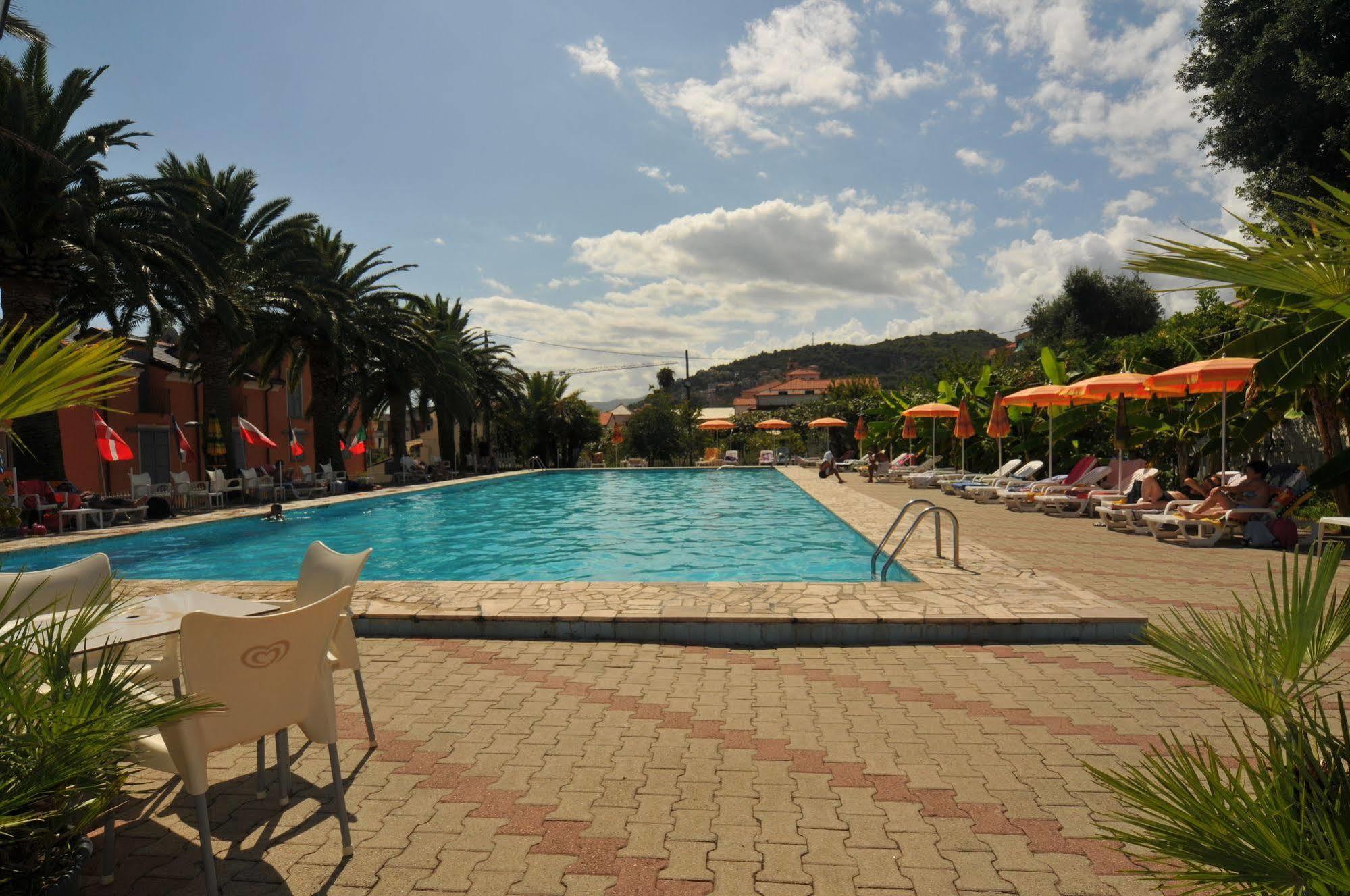 Riviera Apartments Пьетра-Лигуре Экстерьер фото