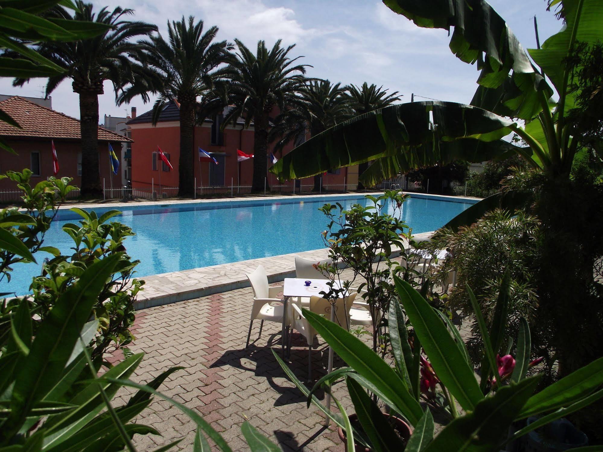 Riviera Apartments Пьетра-Лигуре Экстерьер фото